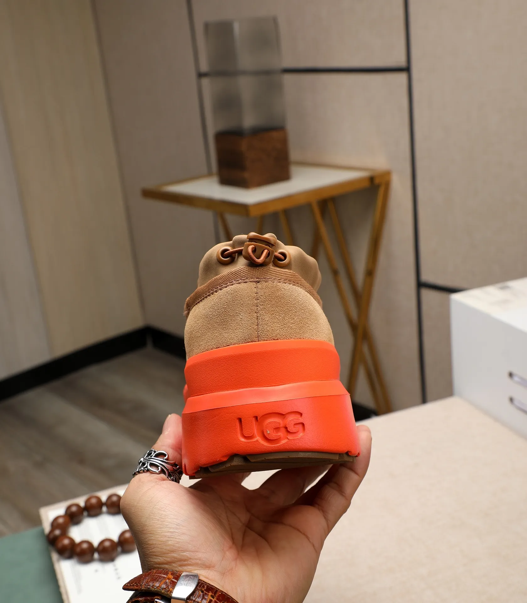 Men's shoes 💰540 (same style for men and women) Please pay attention to the quality of the original order and compare the thickness of the wool 🏮🏮The popular UGG is from Australia's warm luxury brand men's shoes, the official website is synchronized, Beckham men's style..., made of imported first-layer waxed cowhide, waxed toe cap, Australian real wool velvet lining Carefully sewn...Imported rubber Martin boots outsoles (comfortable, soft and wear-resistant). I really like the quality..Exquisite workmanship. You won't be able to put it down at first sight. Sizes 35-44